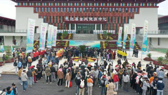 色达县全民健身中心和体育公园（民族团结广场）正式交付(图2)