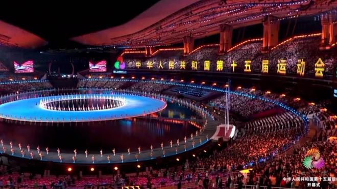 最岭南最带感！全运开幕小蛮腰、维港、大三巴同框机器人奏响千年青铜句鑃(图1)