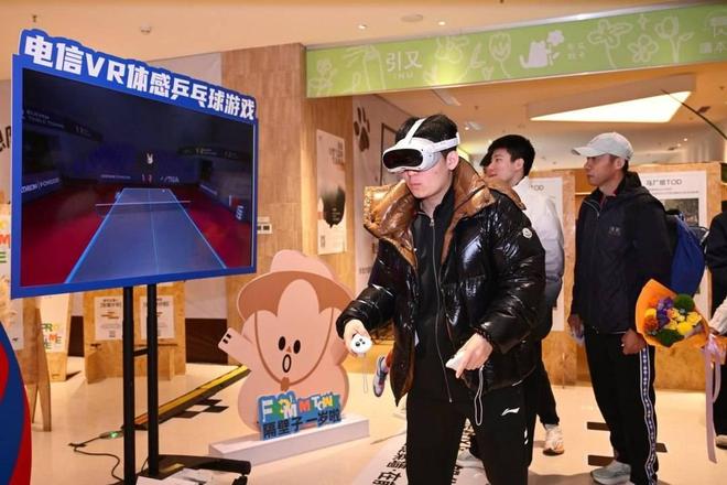 熊猫体育体验非遗、VR还打了趣味乒乓……王曼昱、林诗栋等国乒队员走进成都社区(图1)