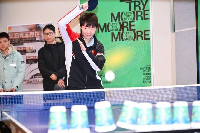 熊猫体育体验非遗、VR还打了趣味乒乓……王曼昱、林诗栋等国乒队员走进成都社区(图2)