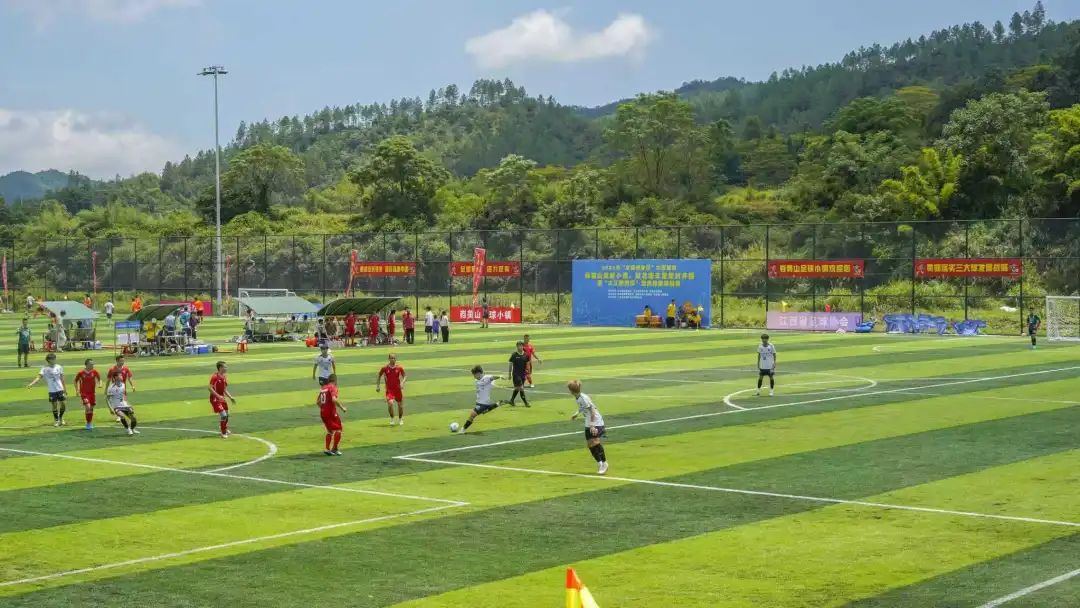 足球撬动城乡共兴(图1)