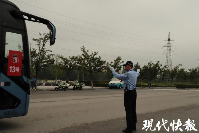 “警”彩在线！连云港交警硬核护航苏超联赛27万名观众半小时“丝滑散场”(图1)