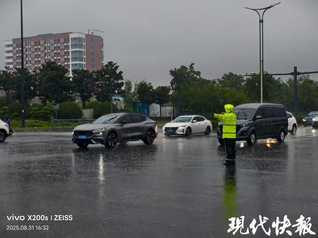 “警”彩在线！连云港交警硬核护航苏超联赛27万名观众半小时“丝滑散场”(图2)