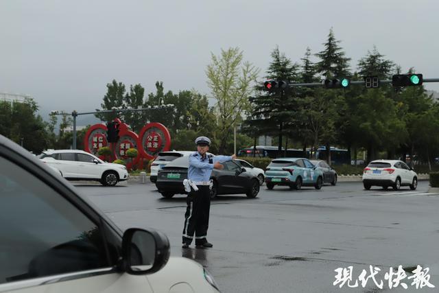 “警”彩在线！连云港交警硬核护航苏超联赛27万名观众半小时“丝滑散场”(图6)