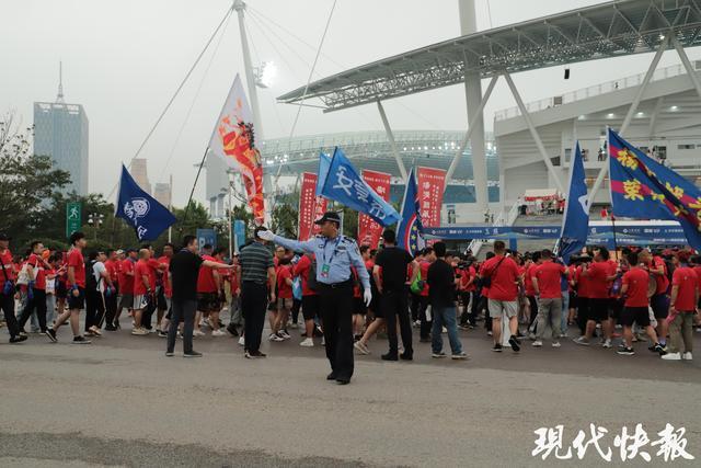 “警”彩在线！连云港交警硬核护航苏超联赛27万名观众半小时“丝滑散场”(图4)