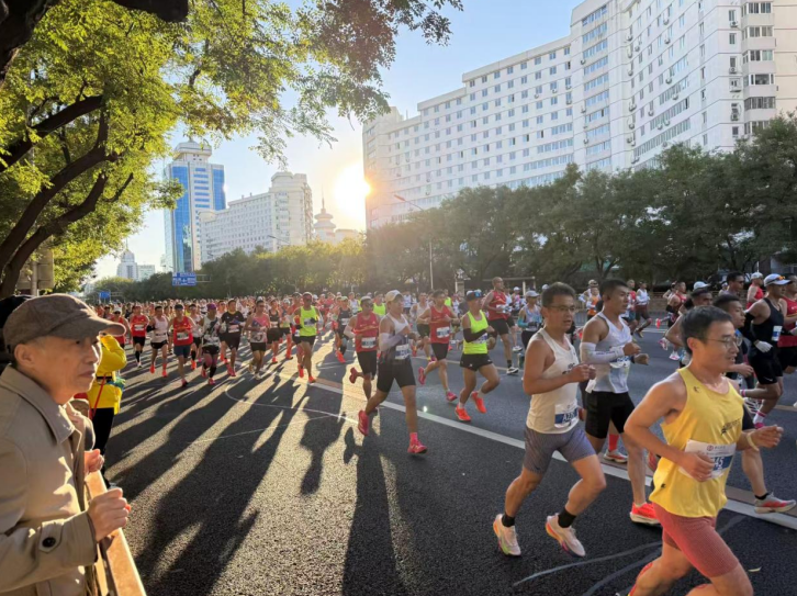 智联北马：5G-A筑底AI赋能中国联通与热爱共奔跑——让每一步都有科技护航每一帧都被温暖记录_通信世界网(图1)