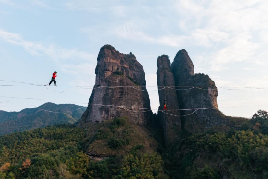 熊猫体育2026江郎山高空扁带表演赛活动圆满成功中外高手云端献艺喜迎新年(图1)