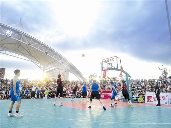 七旬老汉看村足球赛脉搏飙到180乡土体育如何点燃乡村振兴的集体记忆？(图1)